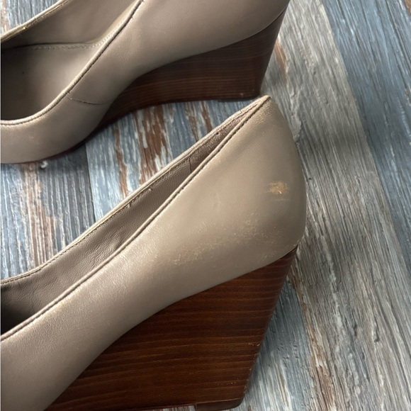 TORY BURCH Jolie Logo Medallion/Leather Wedge Pump Heel Size 5.5 - Picture 5 of 5